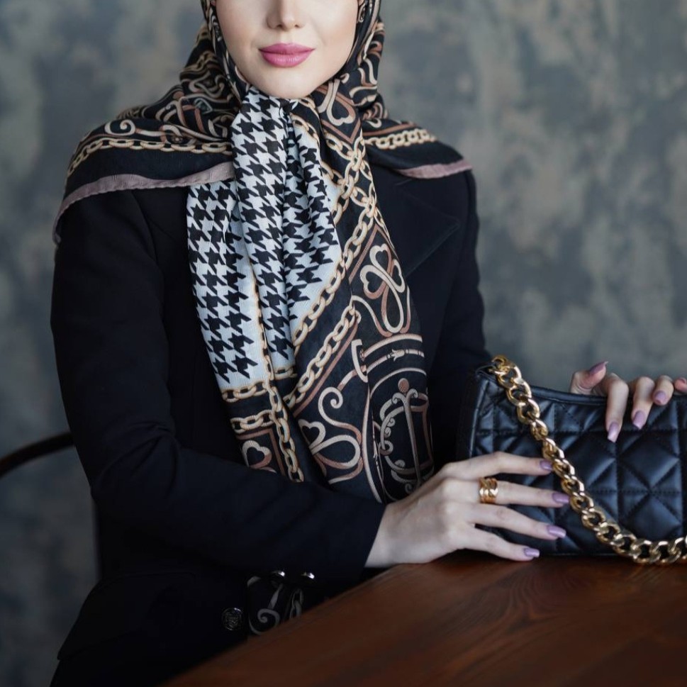 روسری نخ گارزا طرح پیچازی وحاشیه سنتی قواره 140 دور دوخت ایستایی نسبتا خوبی قابل استفاده روزمره ومجلسی