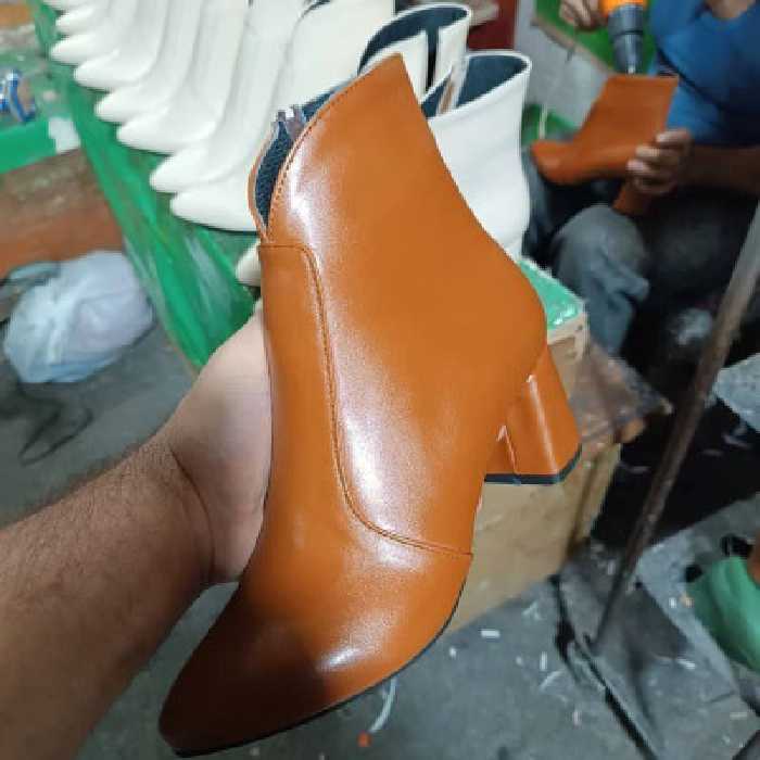 نیم بوت پاشنه دار