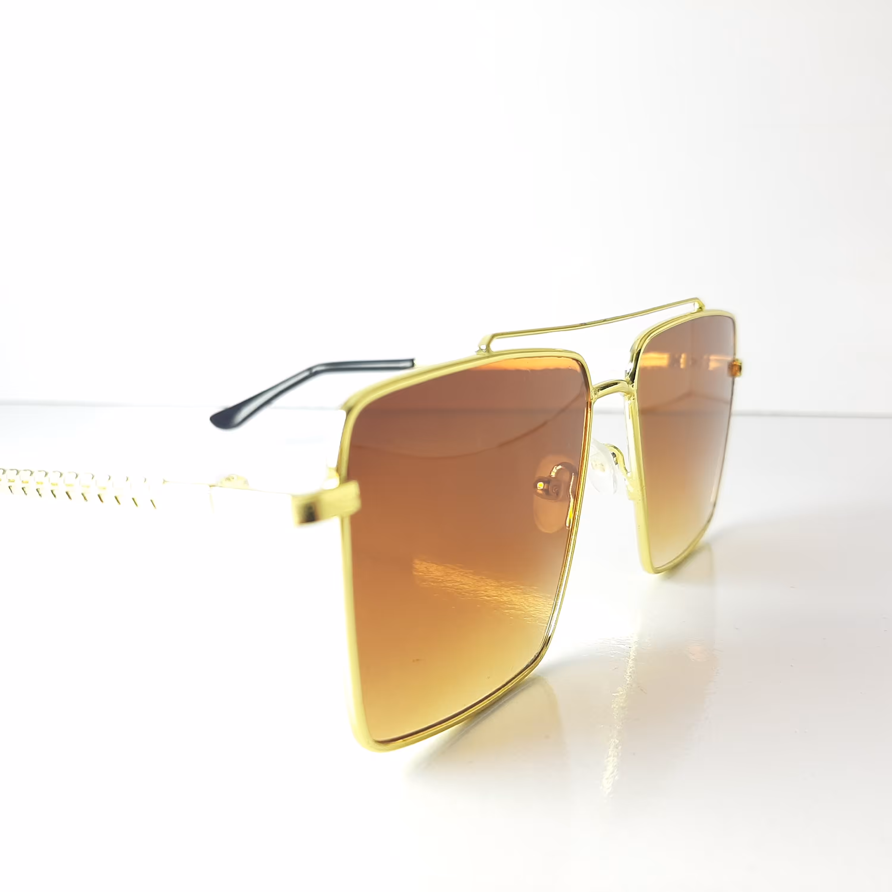 عینک آفتابی.