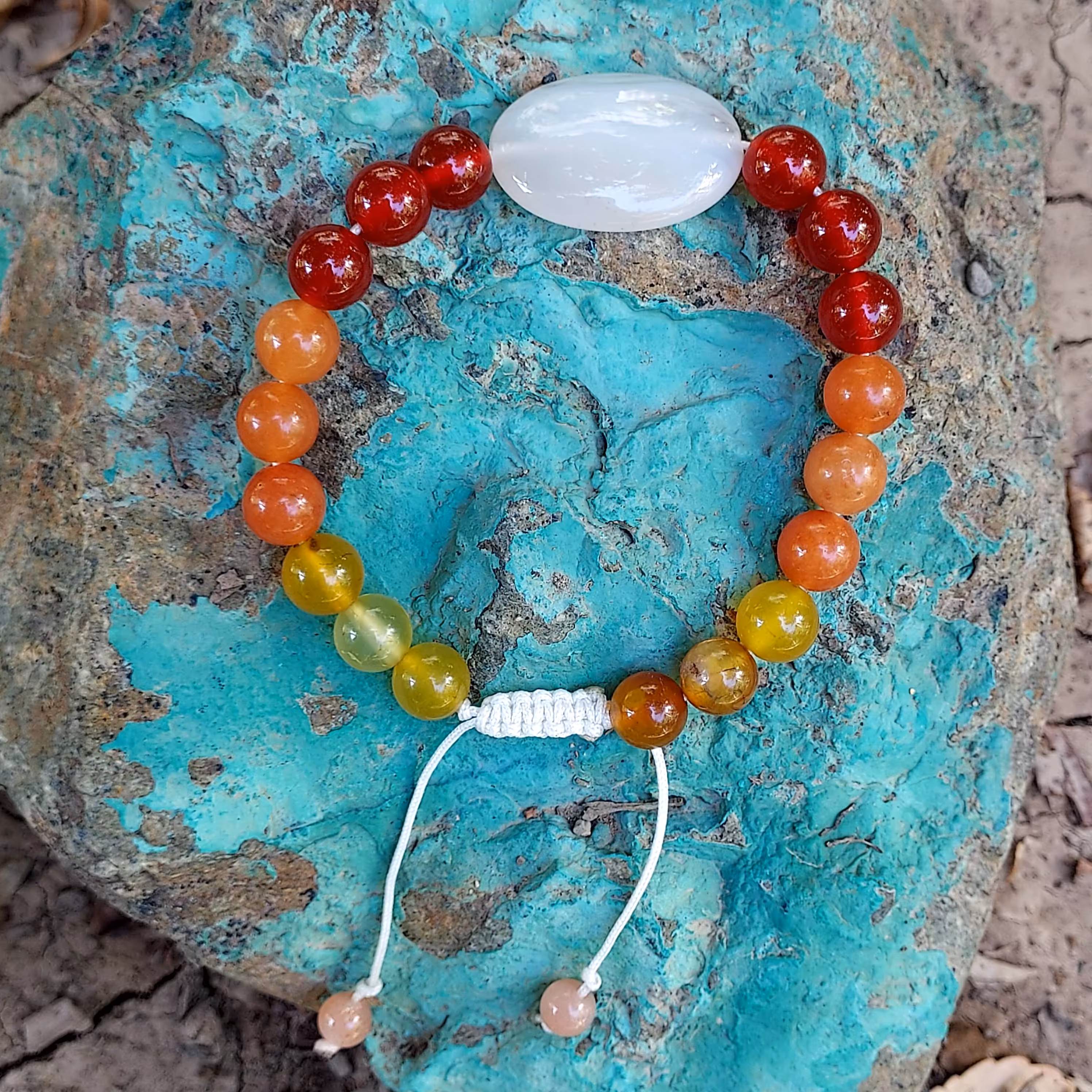 دستبند پلاک عقیق لایه ای و مهره های عقیق قرمز اونتورین نارنجی و عقیق زرد 