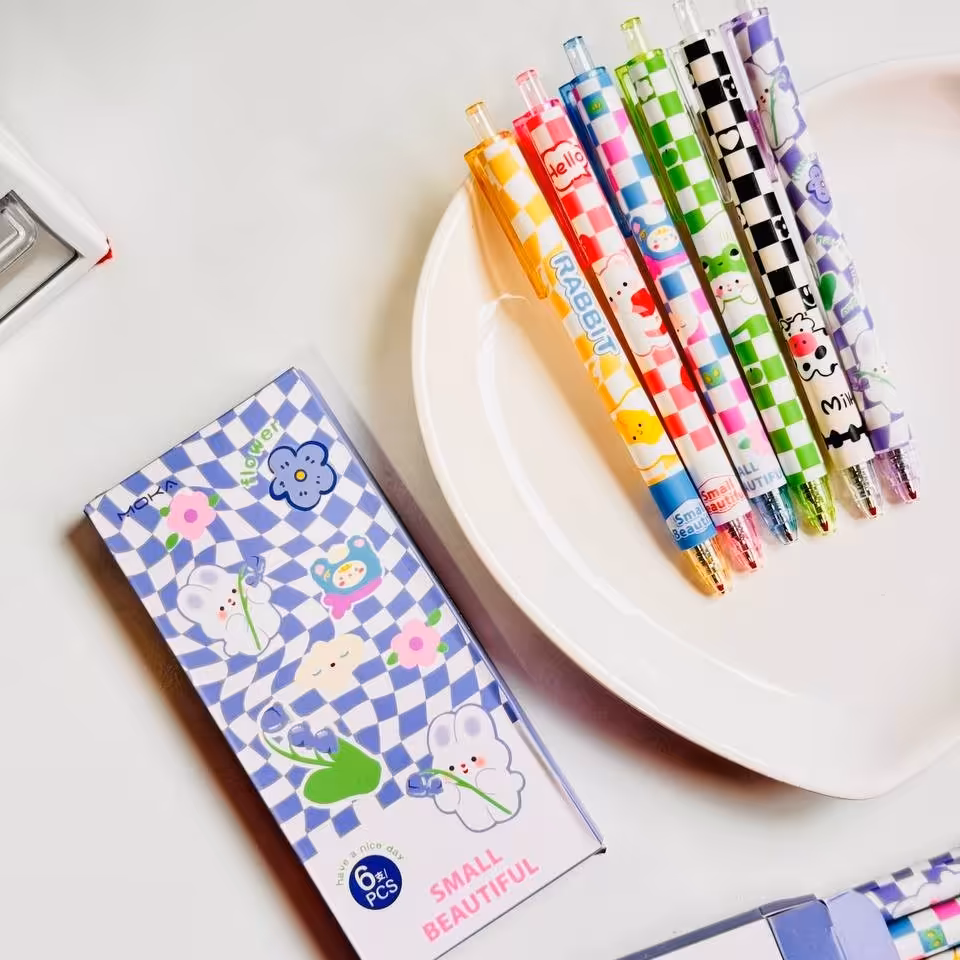 پک 6 عددی خودکار طرح کلیلی فانتزی کیوت همراه جعبه رنگ مشکی طرح شطرنجی پینترستی لوازم التحریر گوگولی   