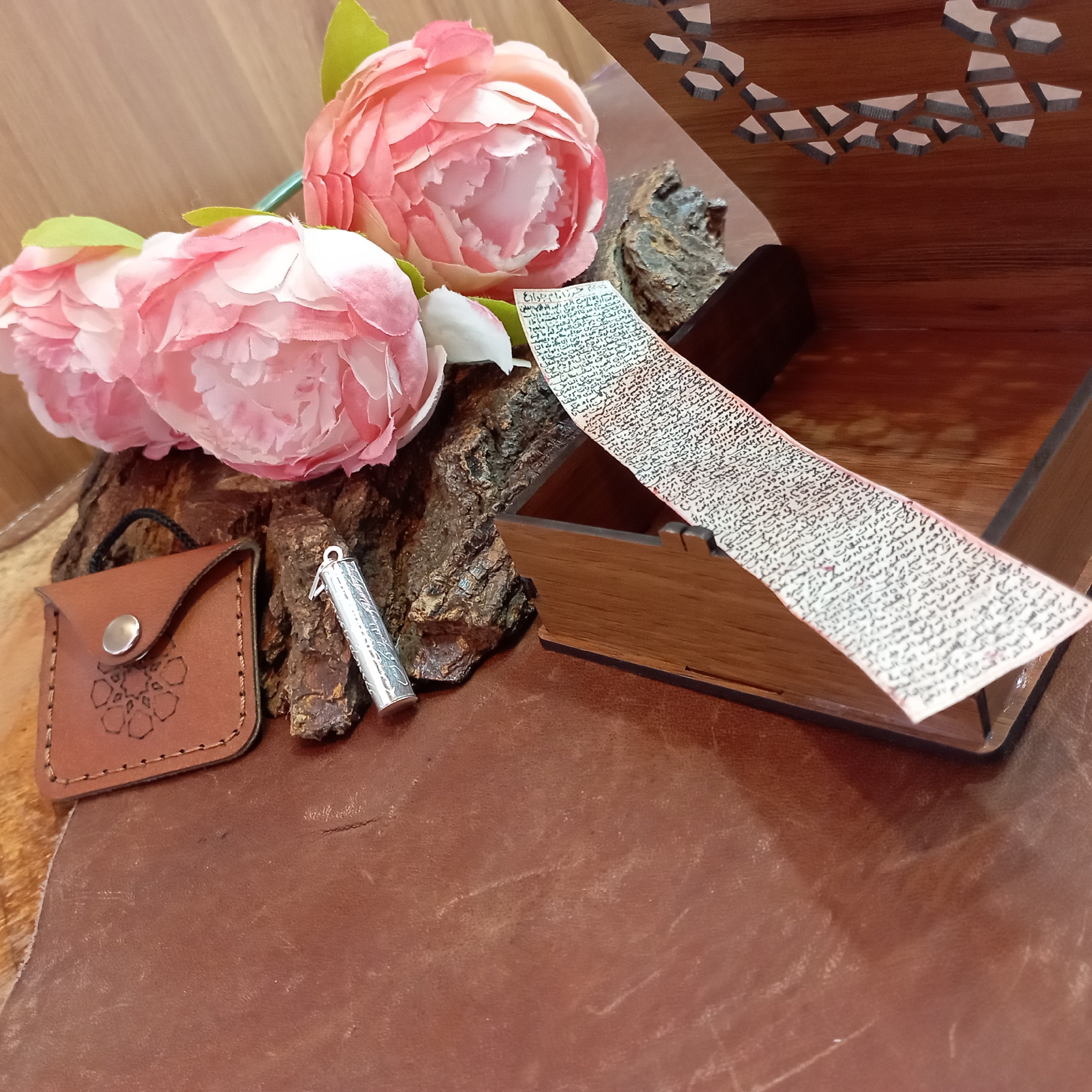 گردنبند چرم طبیعی آویز نقره حرزدار پوست آهو همراه باکس ارسال رایگان