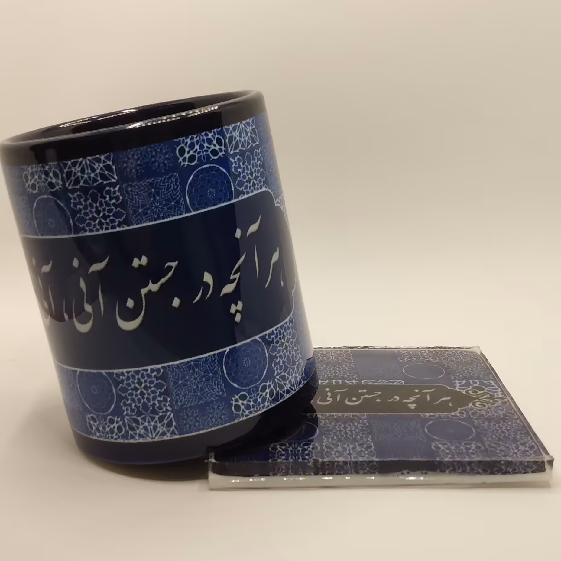 ماگ چاپی تمام سورمه ای با زیرلیوانی سِت چاپی رزینی (بدون خط و خش و ماندگاری بالا)