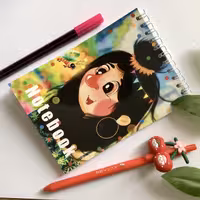 دفتر هشتادبرگ خطدار فنردوبل جلد گلاسه  برند آتلا طرح بانمک ترین دختر جهان 