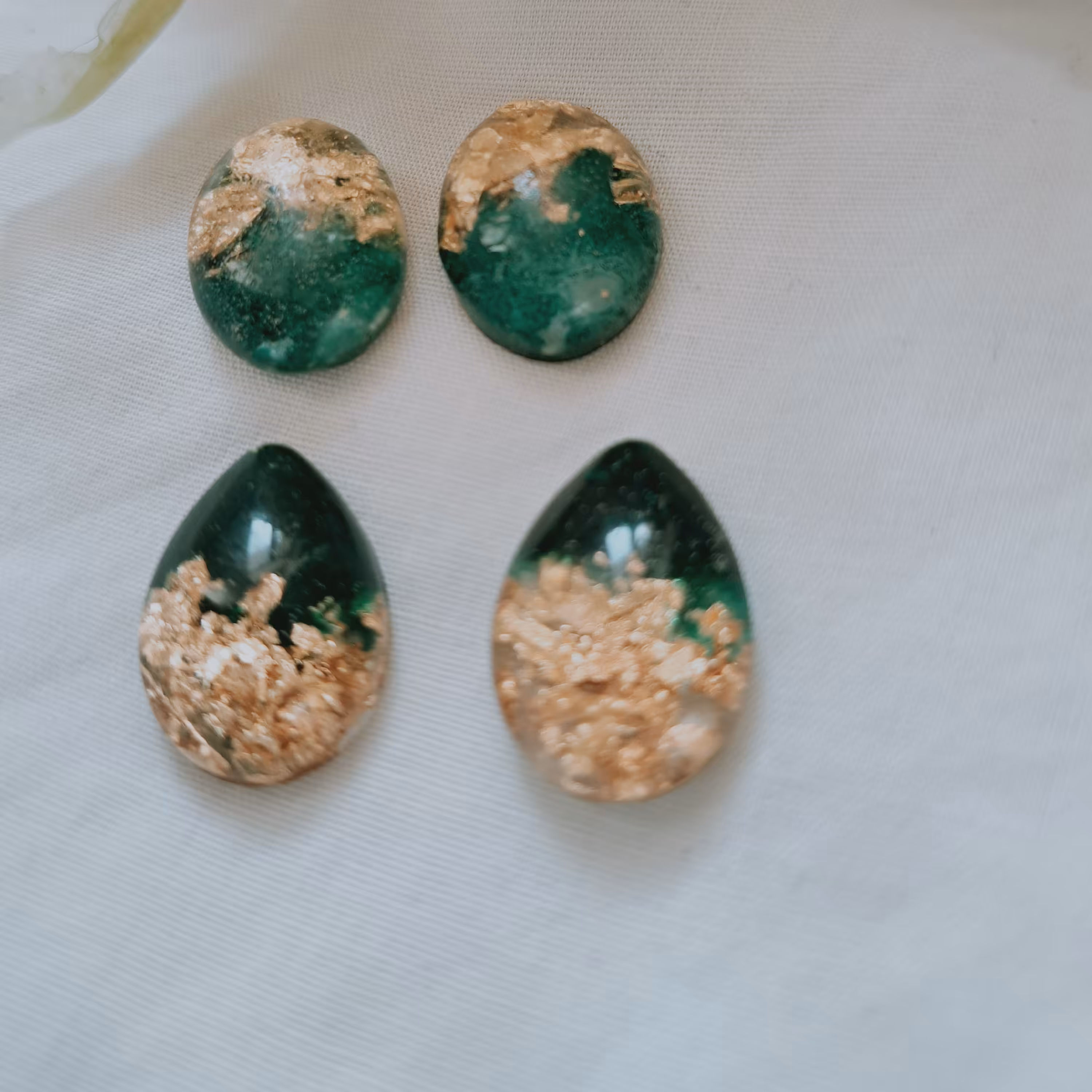 گوشواره میخی دستساز رزینی سبز با ورق طلا 