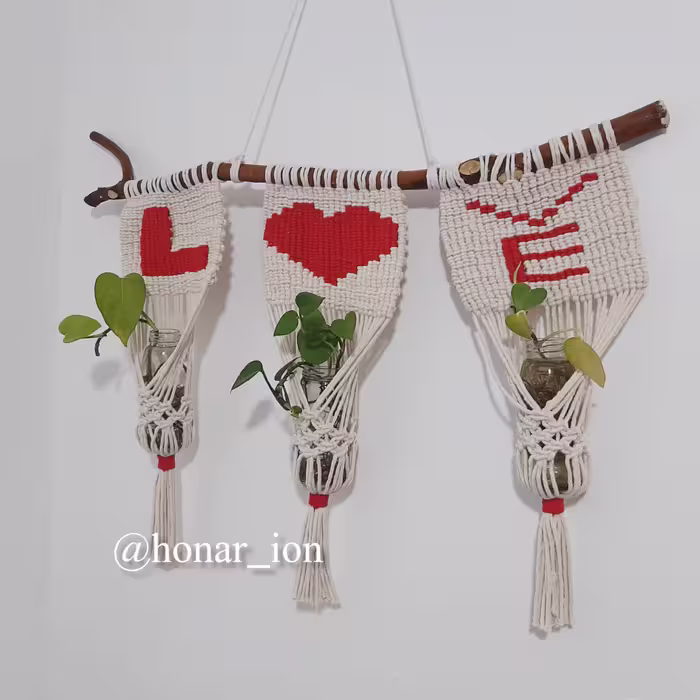 دیوارکوب مکرومه بافی طرح لاو و سه عدد جاشمعی یا جاگلدانی کوچک ارسال بصورت پس کرایه 