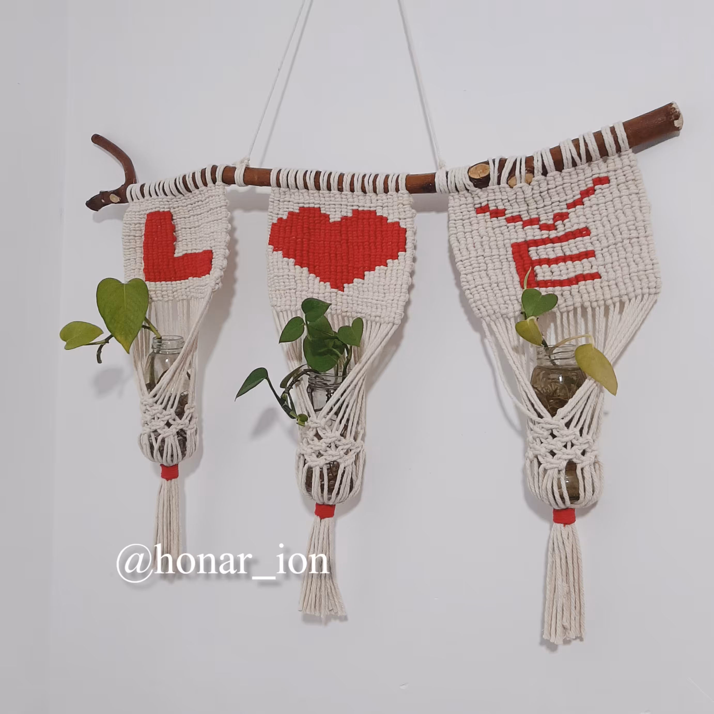 دیوارکوب مکرومه بافی طرح لاو و سه عدد جاشمعی یا جاگلدانی کوچک ارسال بصورت پس کرایه 