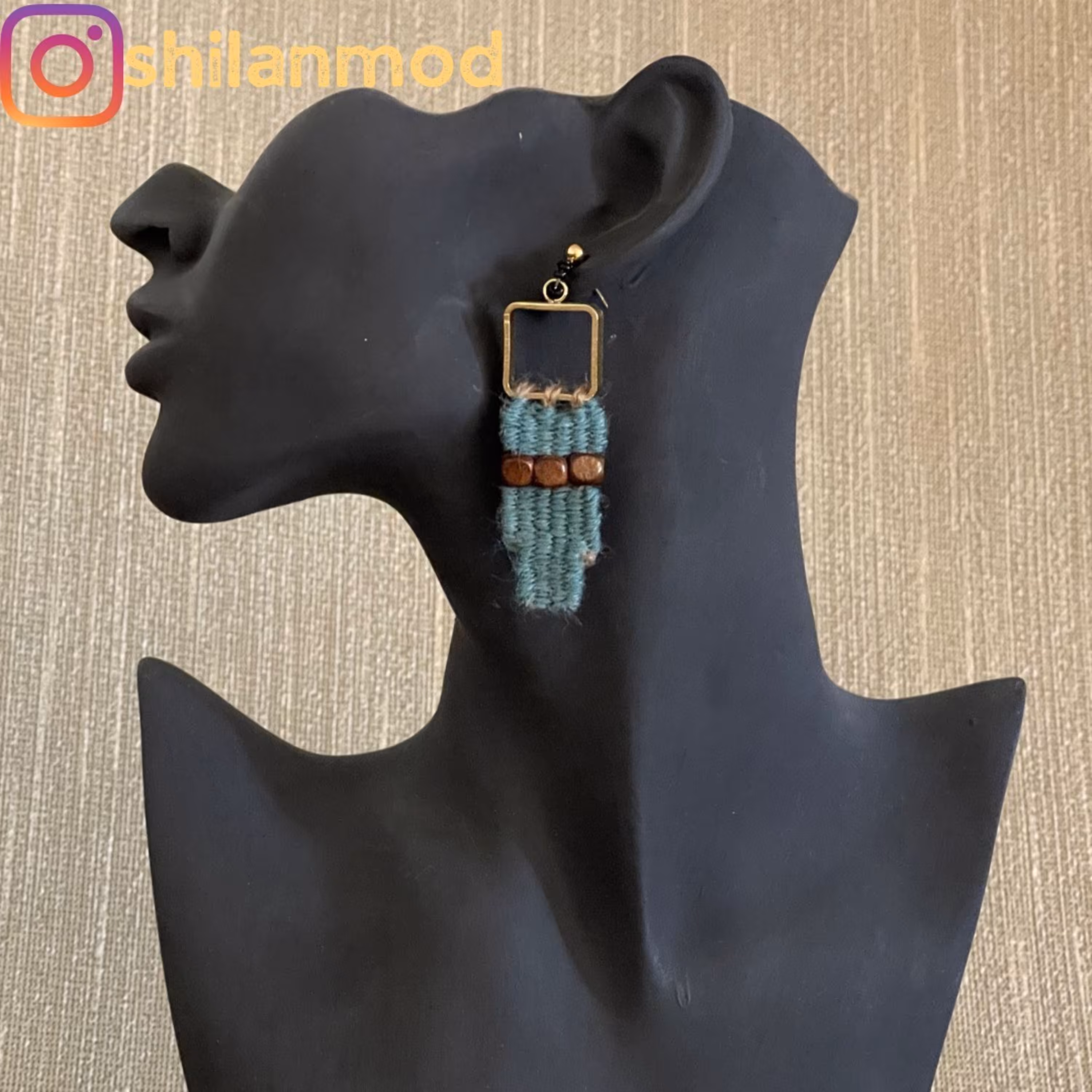 گوشواره میخی استیل با پایه برنجی و بافت گلیمی . کاری تک و بدن کپی کاری