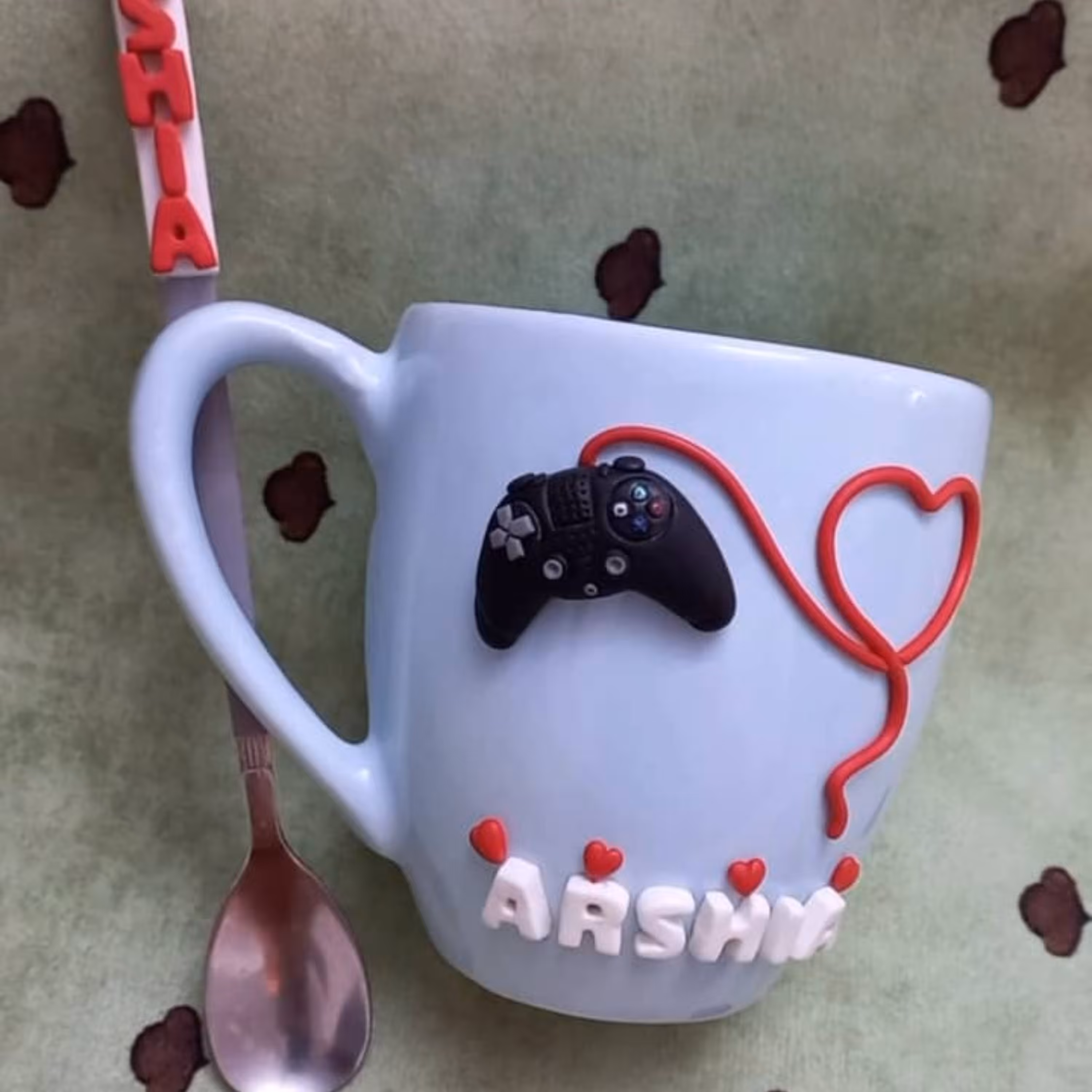 ماگ و قاشق تزئین شده با خمیر ایتالیایی