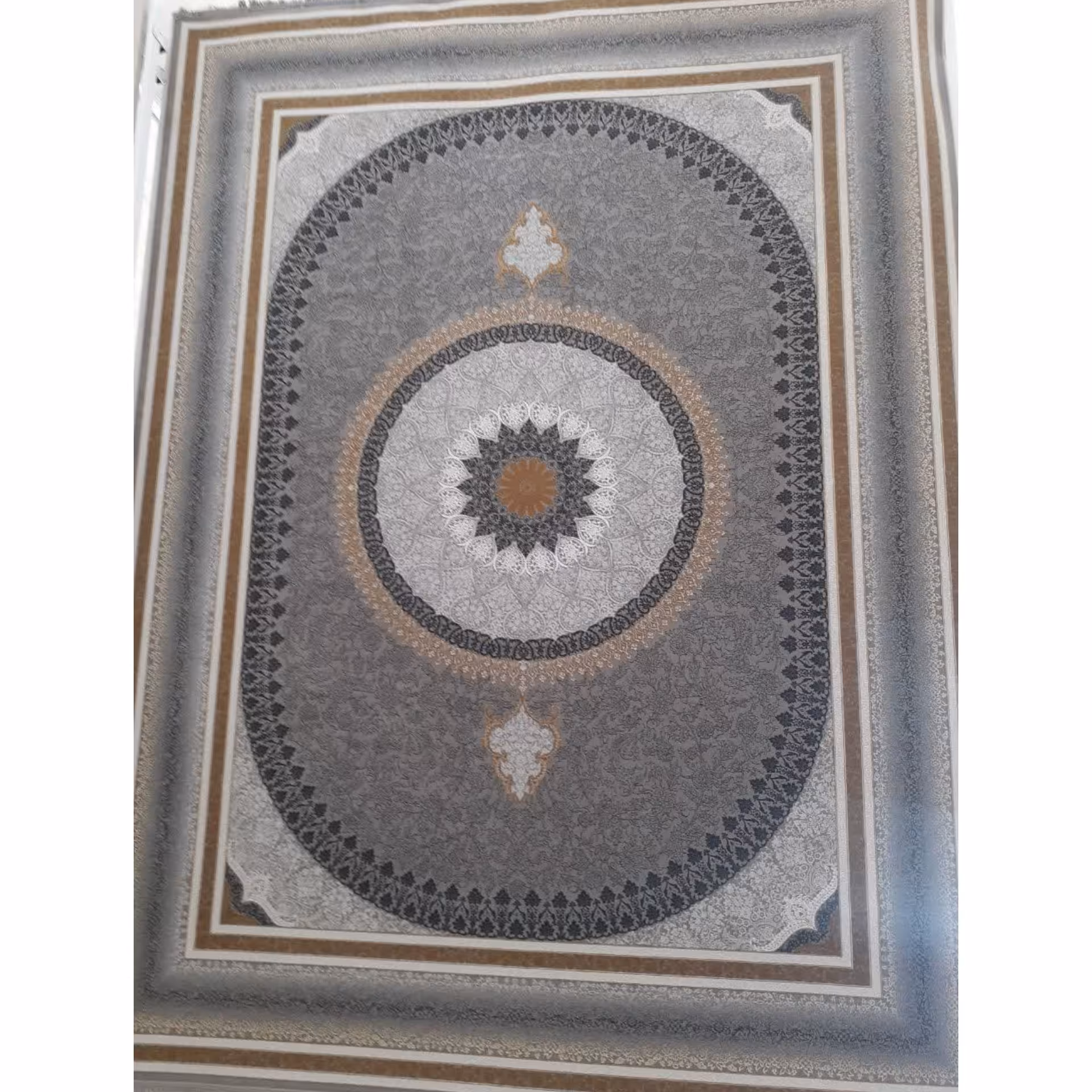 فرش ماشینی 1200 شانه اصل تراکم 3600 طرح ستایش زمینه نقره ای 12 متری جنس اکرولیک