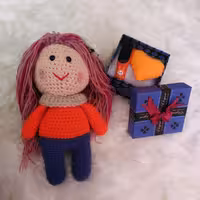 پک هدیه کودک شامل ساعت عروسکی LED و عروسک دستبافت به همراه جعبه هدیه و باطری رایگان مناسب شب یلدا و ولنتاین و تولد