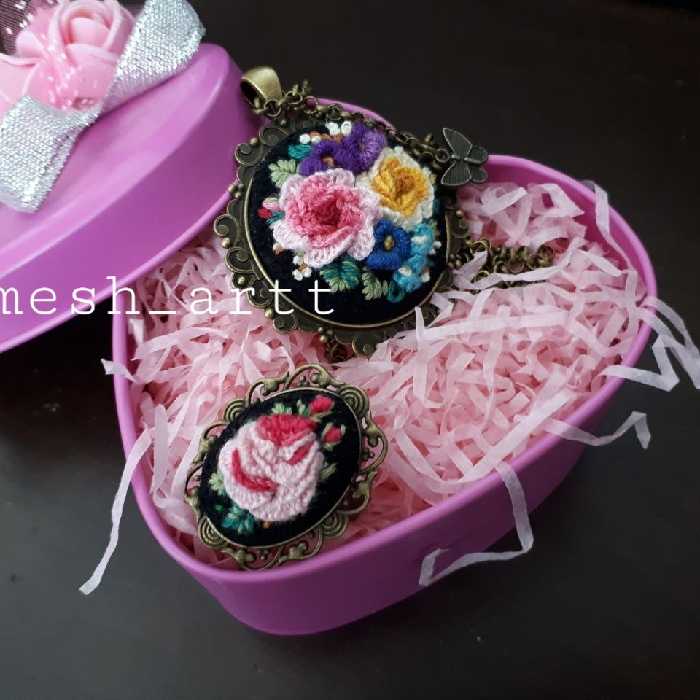 گردنبند و انگشتر گلدوزی 