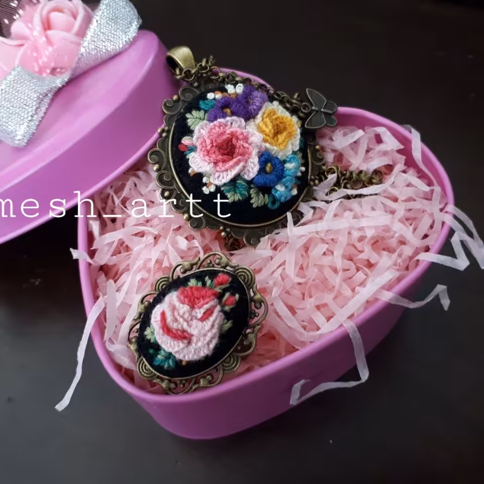 گردنبند و انگشتر گلدوزی 