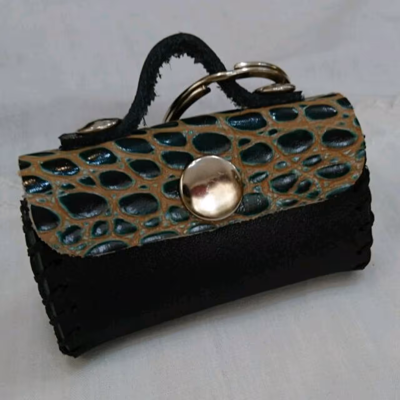 دسته کلید یا آویز کیف یا جاسوییچی چرم طبیعی دستدوز، عرض 7سانت