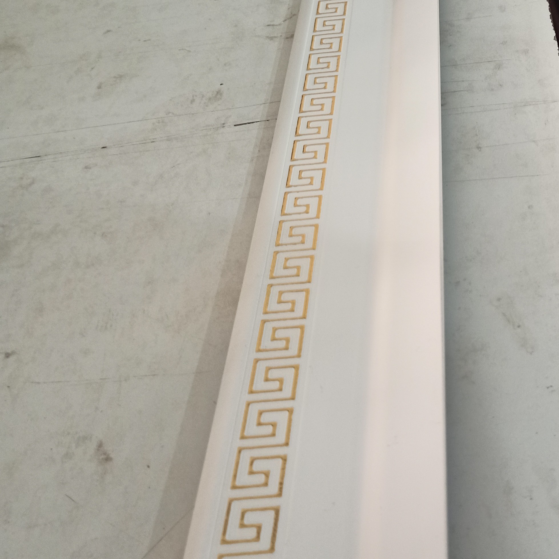 قرنیز 9سانت پلی استایرن (pvc) کد 860w9t طول شاخه 3متر  ضخامت 7میل طرح ورساچه سفید طلایی درجه یک