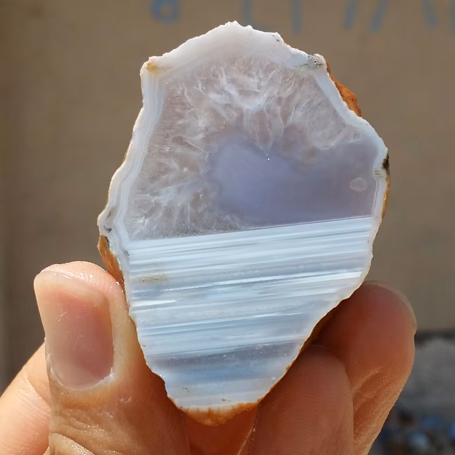 اسلایس سنگ راف عقیق سلیمانی سه بعدی خطی منظم ژئوددار صد در صد طبیعی با قابلیت ساخت چند اسلایس و نگین
 کد 11521