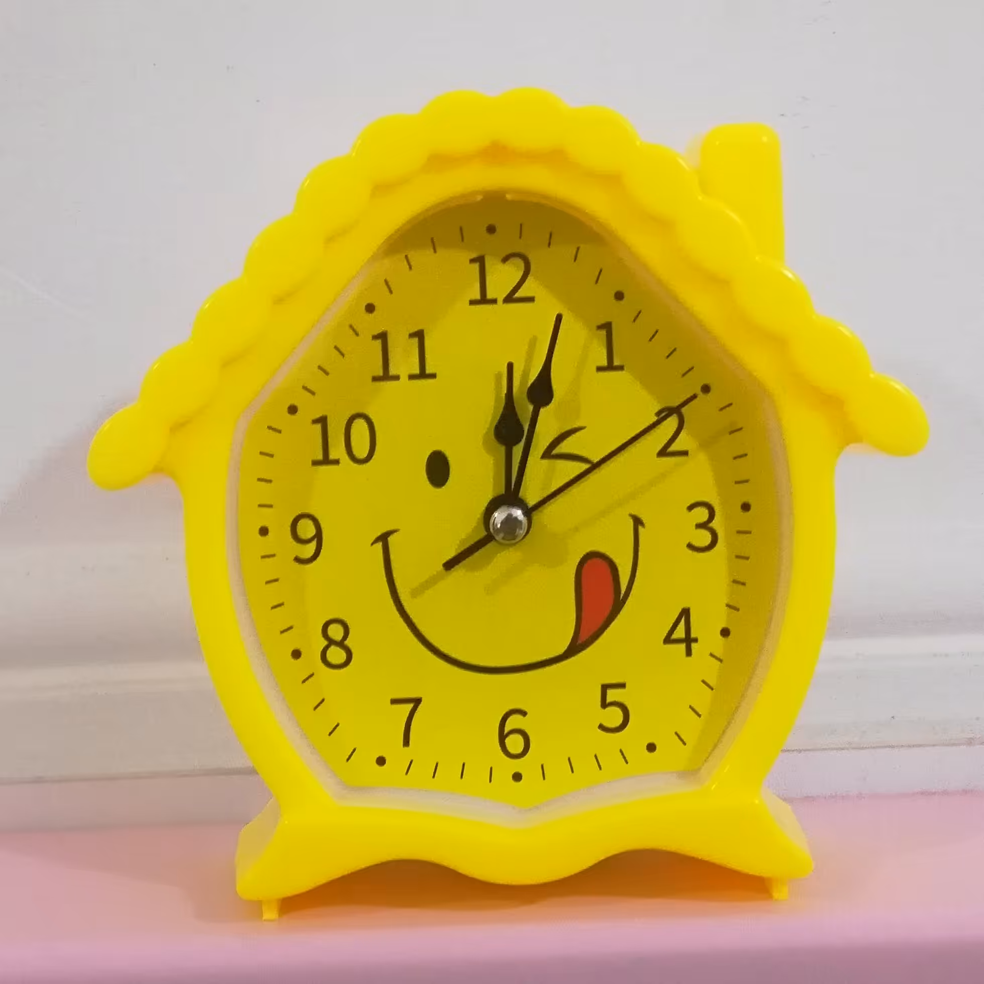 ساعت رومیزی زنگ خور مدل کلبه ایموجی ساعت ایموجی رومیزی کلبه ساعت زنگ خور کودک رنگ زرد 