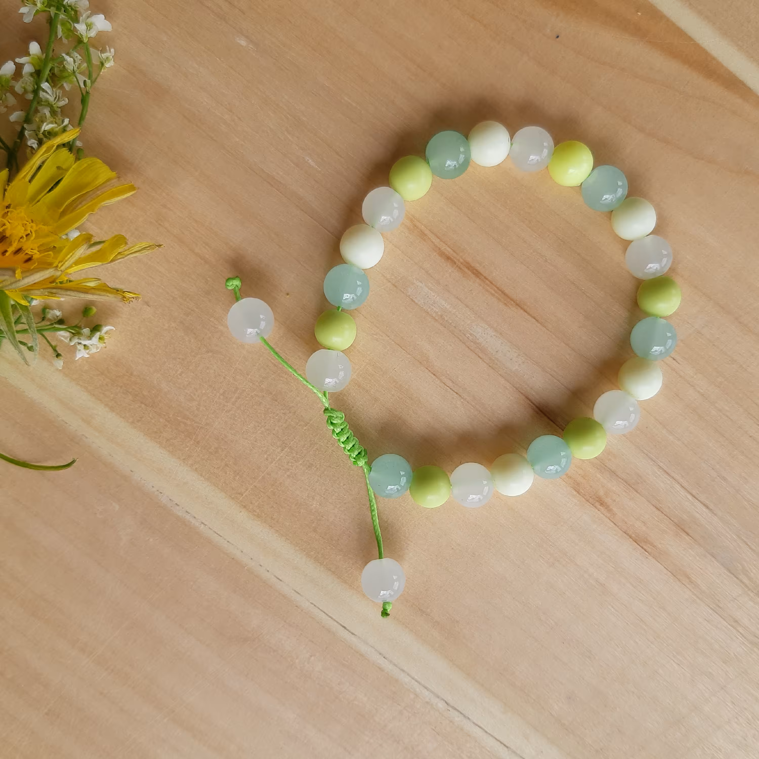 دستبند اسپرت با مهره سنگی و فانتزی  و قفل کشویی مناسب برای همه سنین