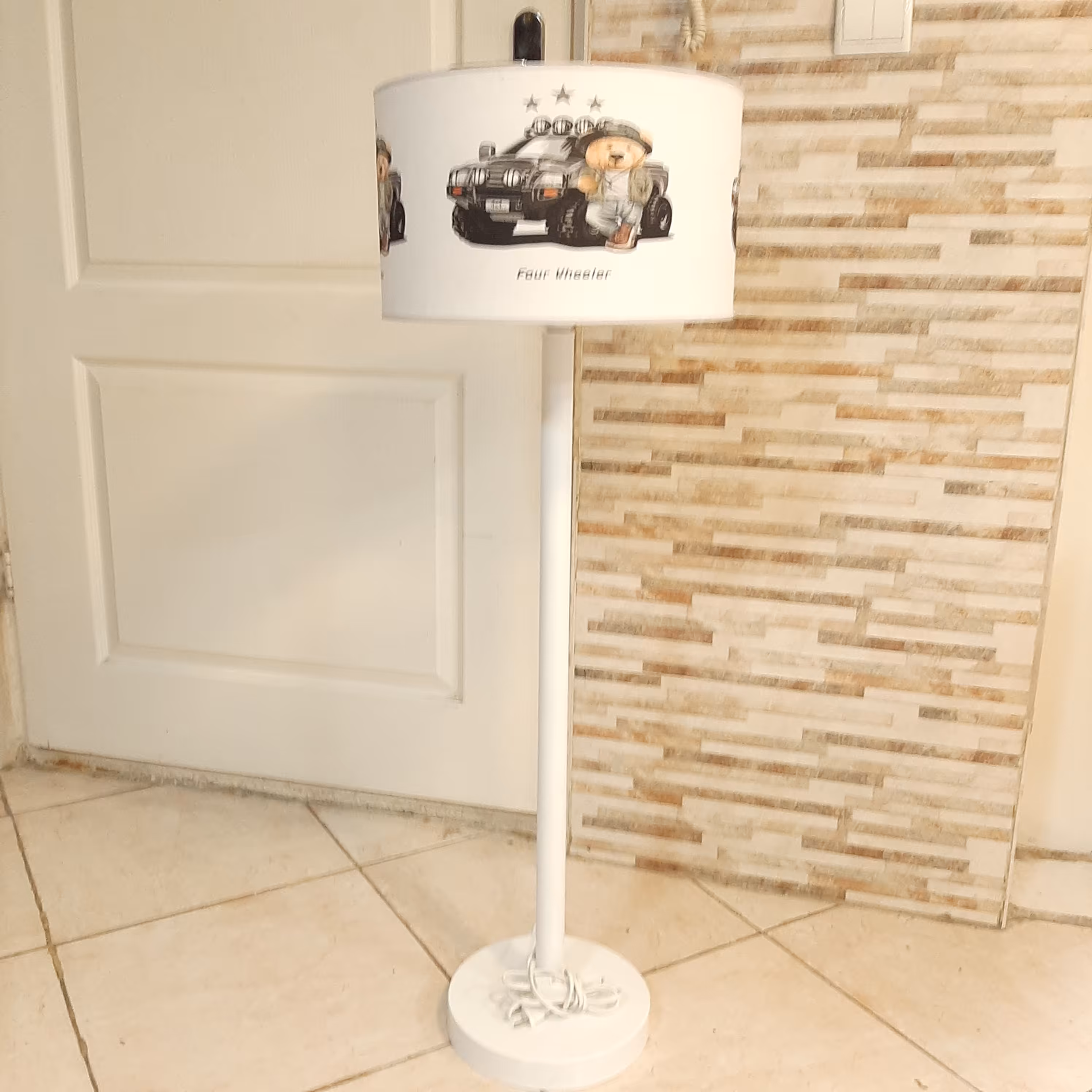 آباژور کنار سالنی اتاق کودک