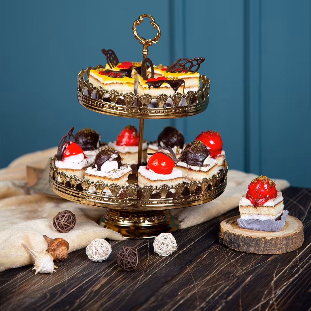 شیرینی خوری استیل دوطبقه پایه دار

