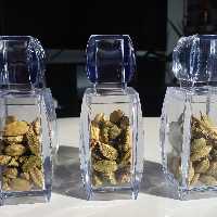 هل اکبربنفش ، مرغوب ، درشت و پرمغز ، معطر و با کیفیت ،همراه با ظرف آذین