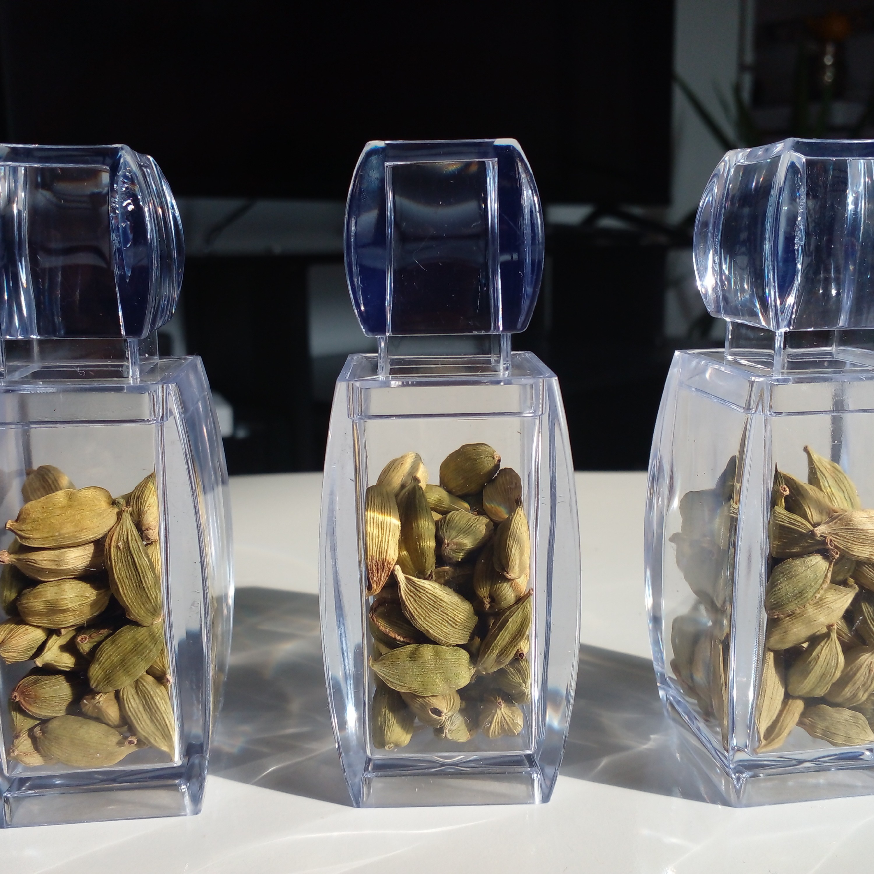 هل اکبربنفش ، مرغوب ، درشت و پرمغز ، معطر و با کیفیت ،همراه با ظرف آذین