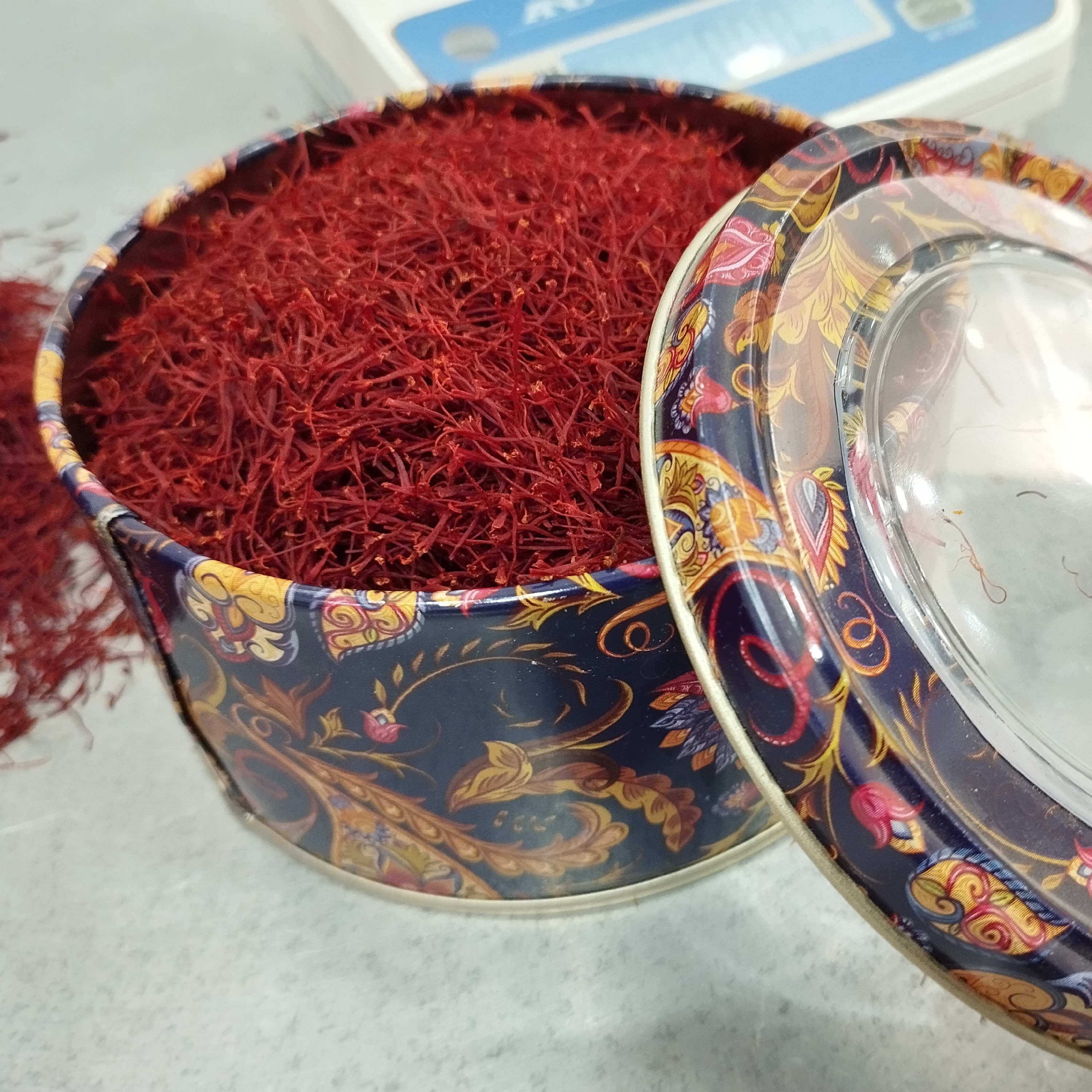 زعفران سرگل ممتاز  پک 100 گرمی ظرف خاتم برداشت پاییز 1402 محصول جنوب خراسان و قائنات تضمین کیفیت 