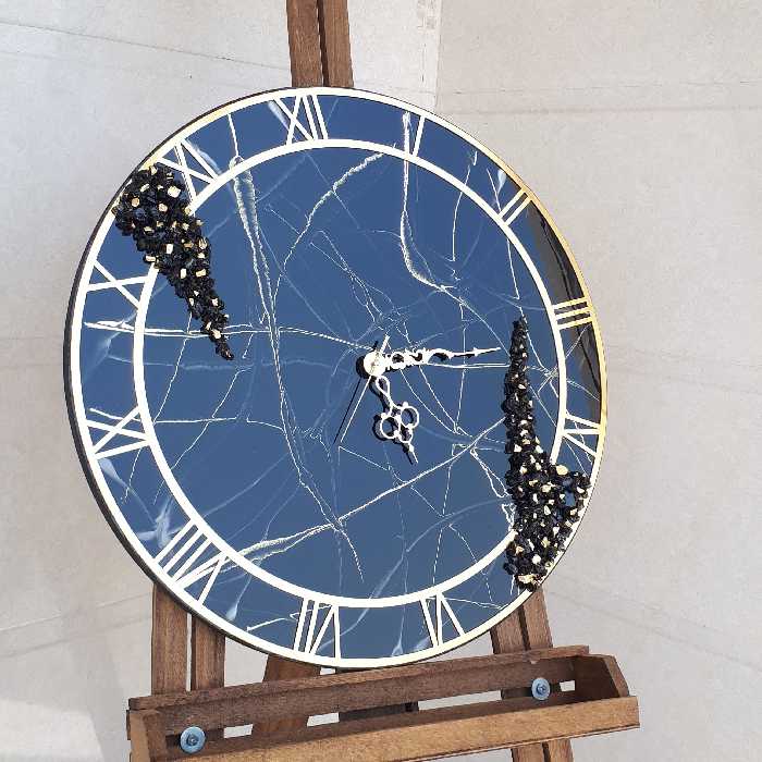 ساعت دیواری طرح ماربل مشکی  60 سانتی کار شده با کریستال و اعداد و عقربه مولتی استایل طلایی رنگ ثابت