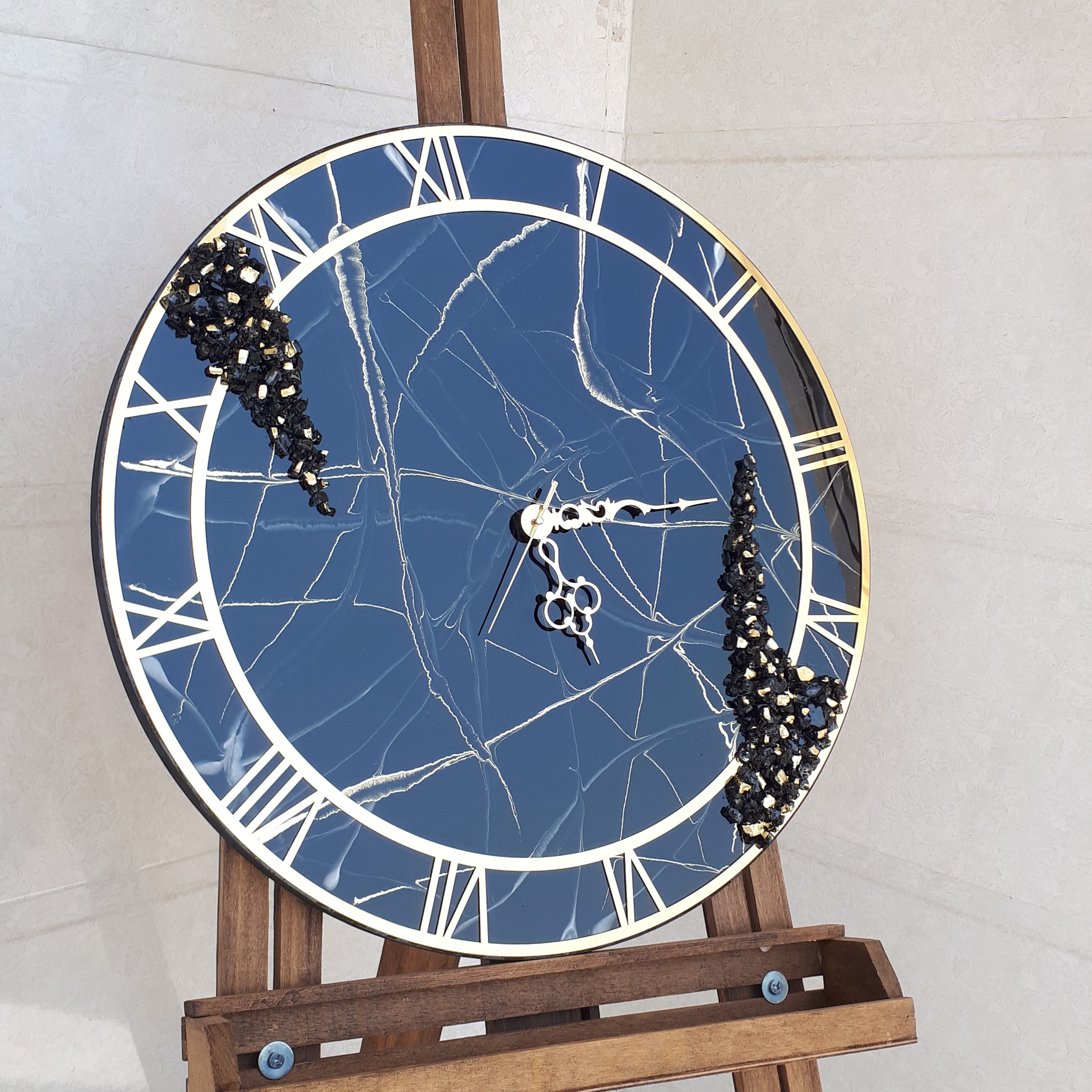 ساعت دیواری طرح ماربل مشکی  60 سانتی کار شده با کریستال و اعداد و عقربه مولتی استایل طلایی رنگ ثابت