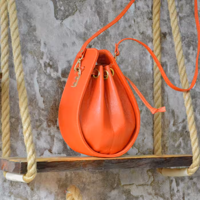 کیف دوشی چرم طبیعی دخترانه نارنجی خاص و هنری کوچک 