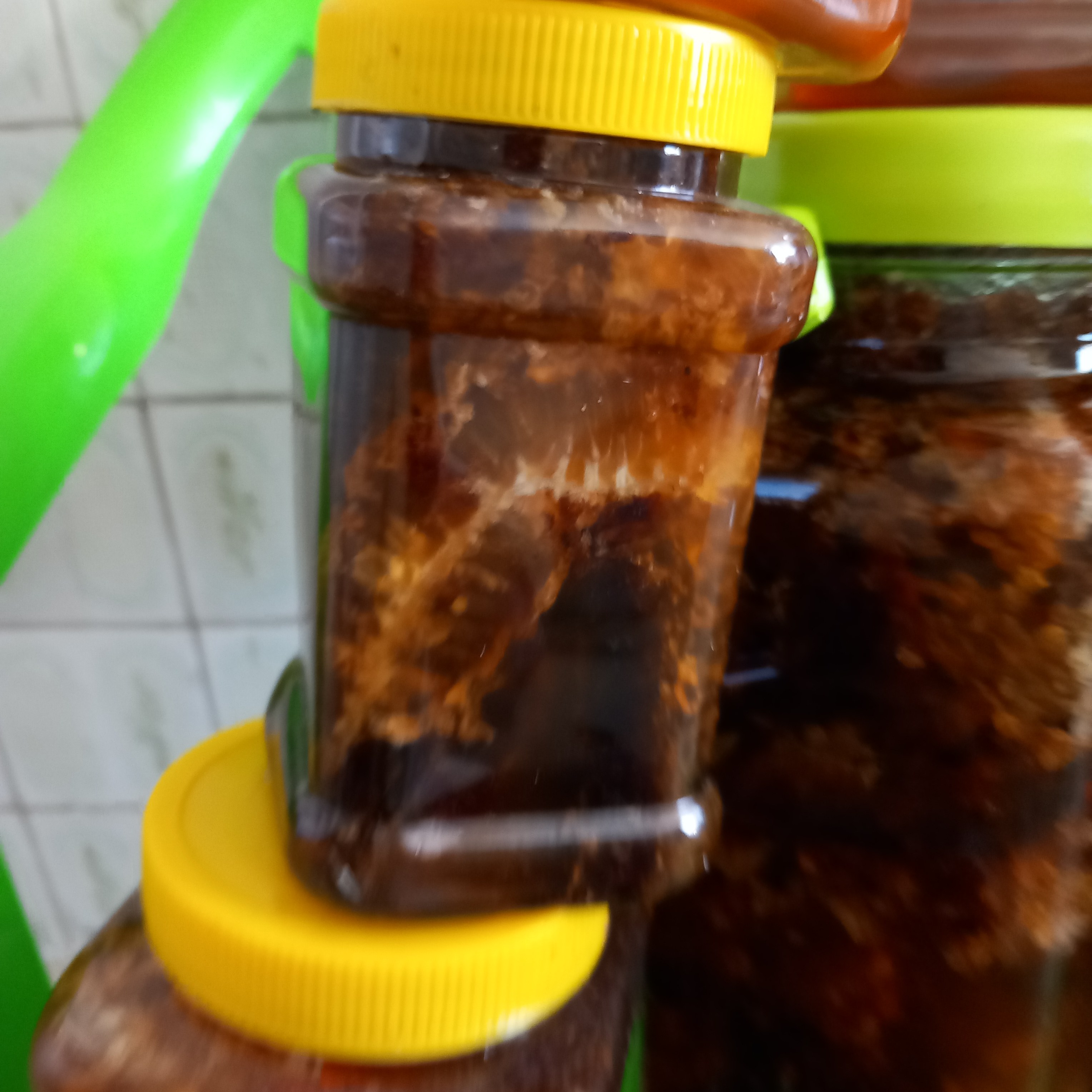 عسل تابستانه خالص و درجه یک یک زنبورهای تغذیه شده از شهد گیاهان دارویی شهرستان رابُر