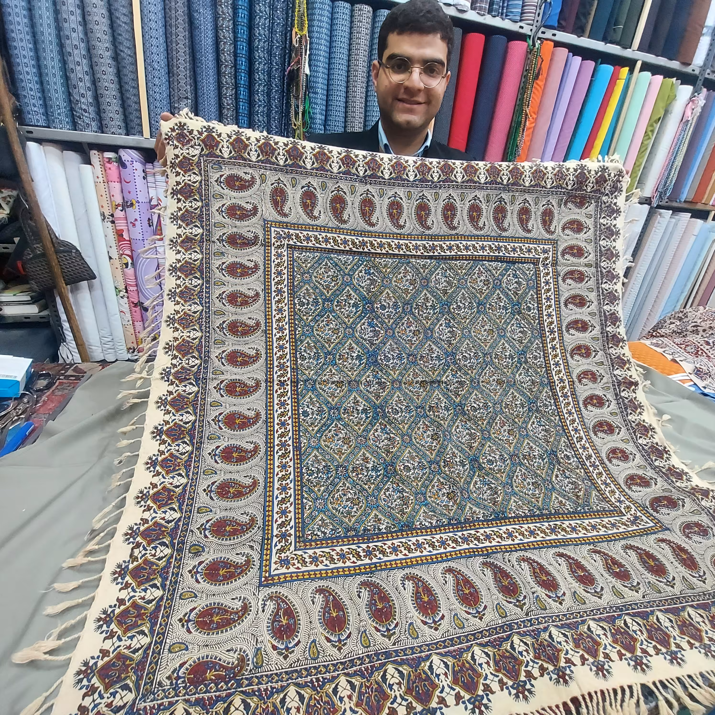 رومیزی قلمکار سفره قلمکار سفره کرباس سفره چیت گری منگوله دار صادراتی طرح گنبد گلدار زمینه پر شلوغ درجه1 دربین کیفیت اعلا