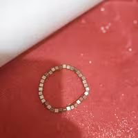 دستبند با مهره های مکعبی طلایی