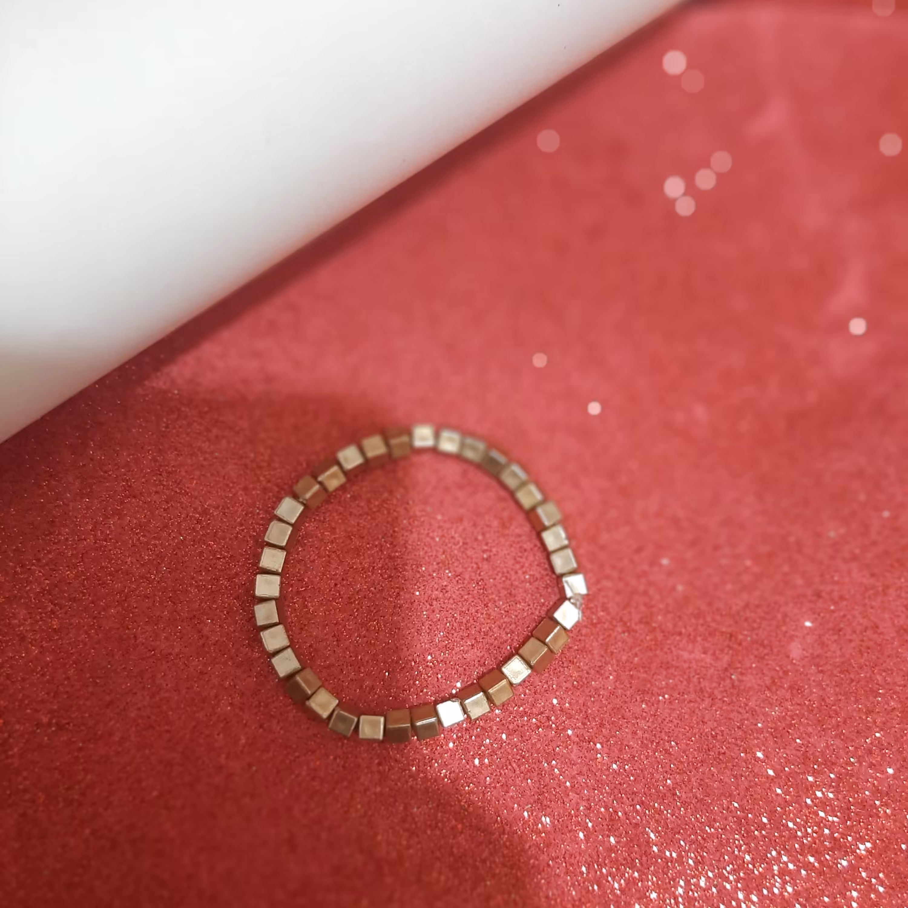 دستبند با مهره های مکعبی طلایی