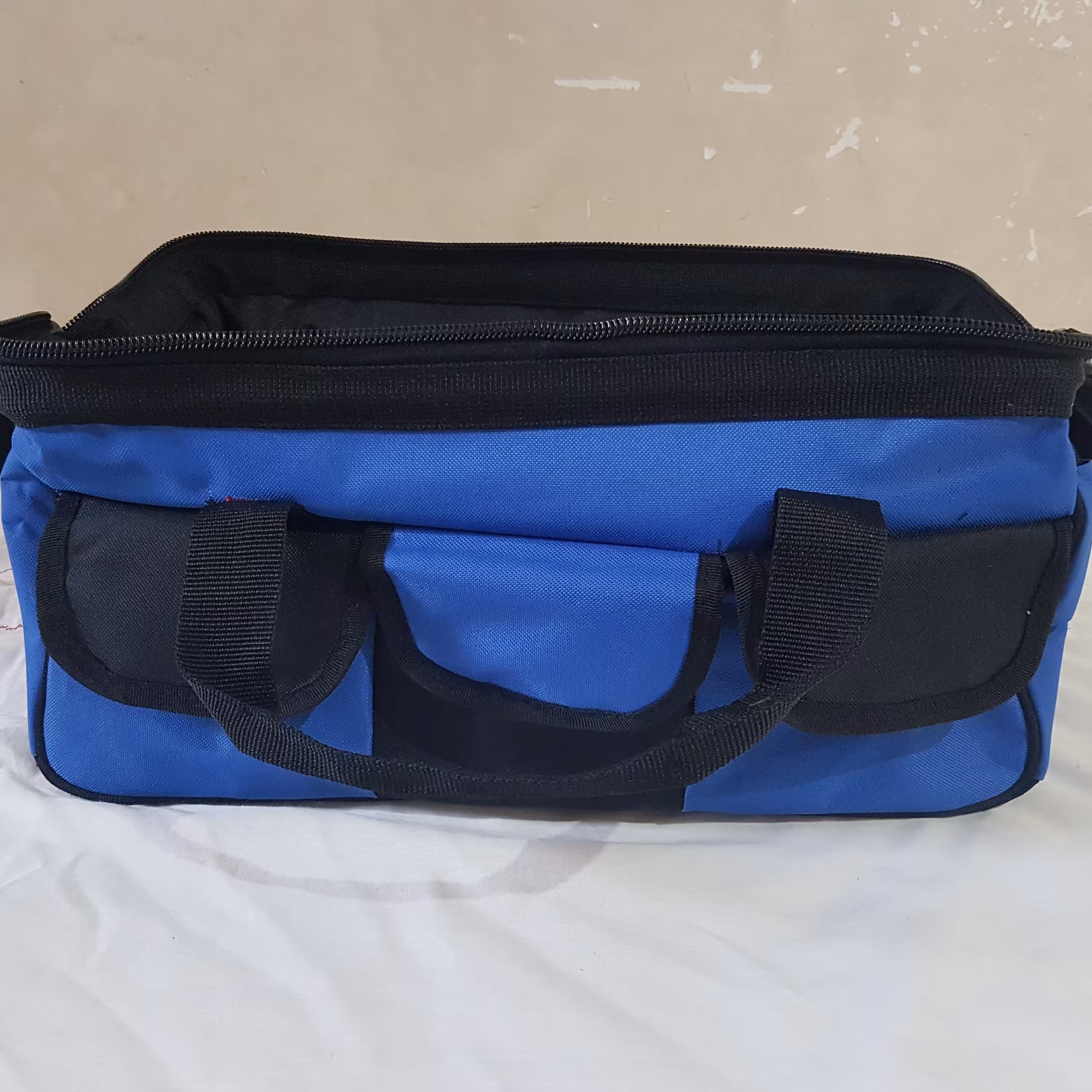 کیف ابزار زارا کد112جنس عالی برزنت بسیار زیبا و جادار داری جیب های جادار مناسب برای منزل وخودرو و مغازه 