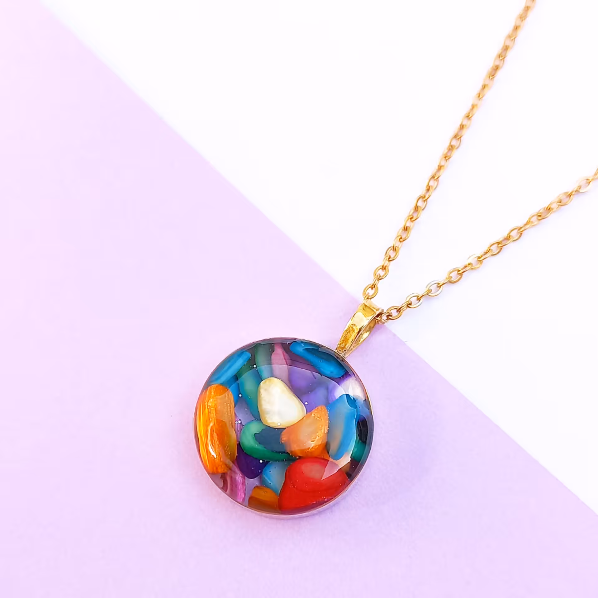 گردنبند رزینی کار  شده با سنگ های رنگی زیبا