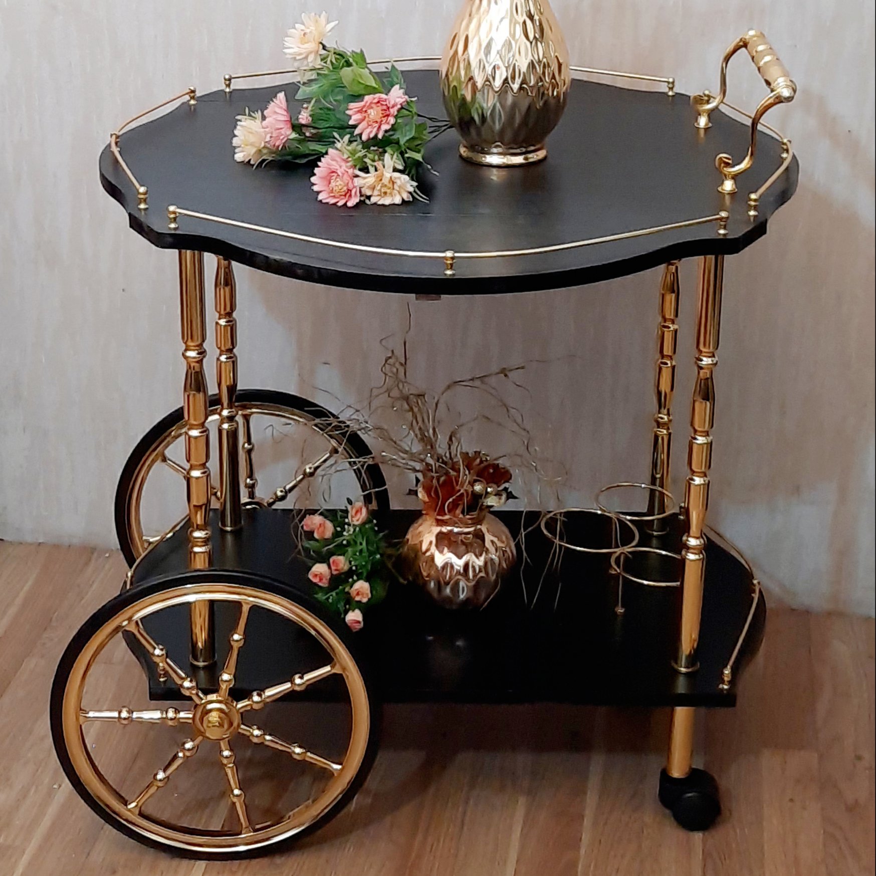 میز بار پذیرایی چرخدار کالسگه ای مشکی طلایی و سیلور مدل پروانه ام دی اف