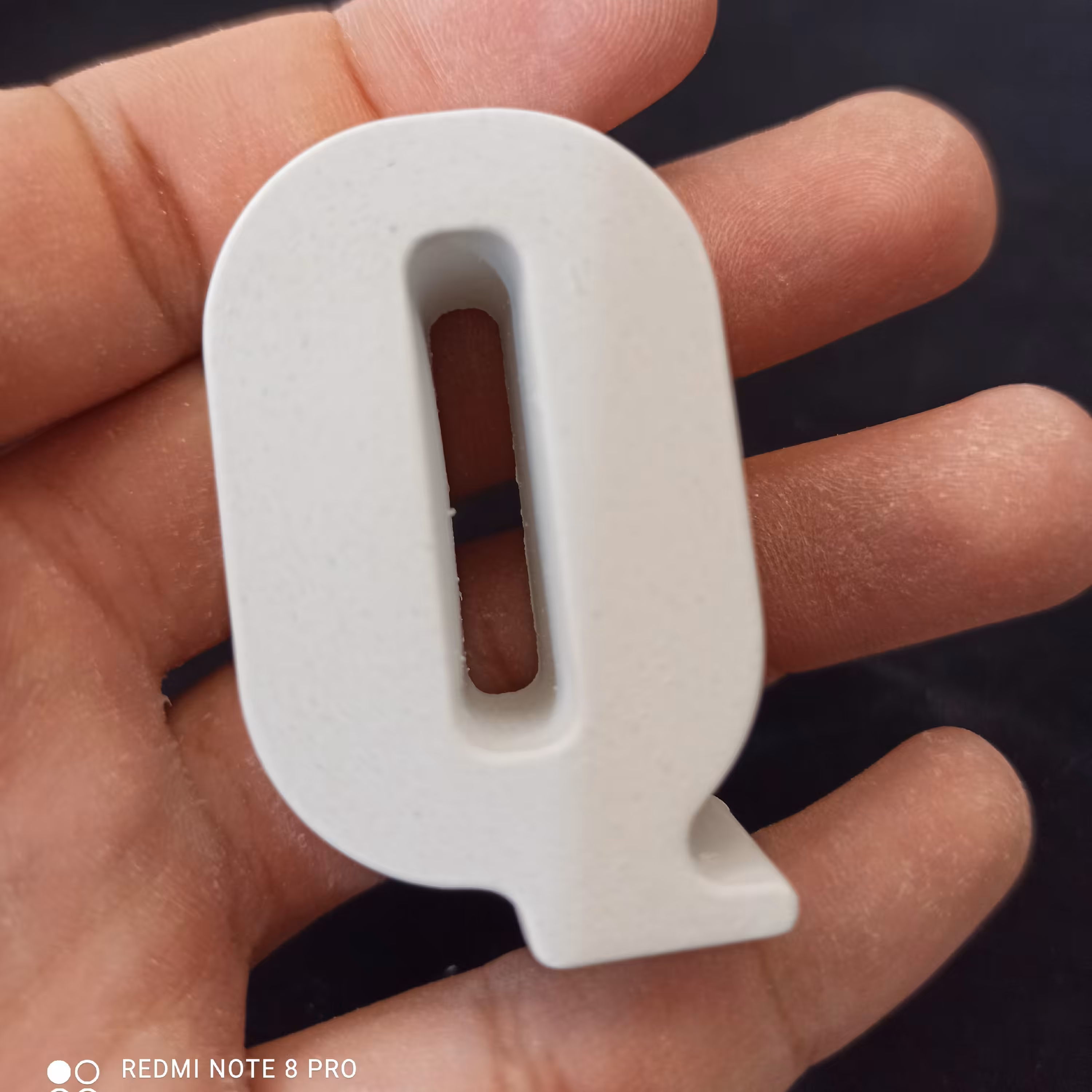 بیس خام حرف Q ، فونت ساده 5 سانتی متری ، جنس بتنی سنگی ، ضخامت 2 سانتی متر