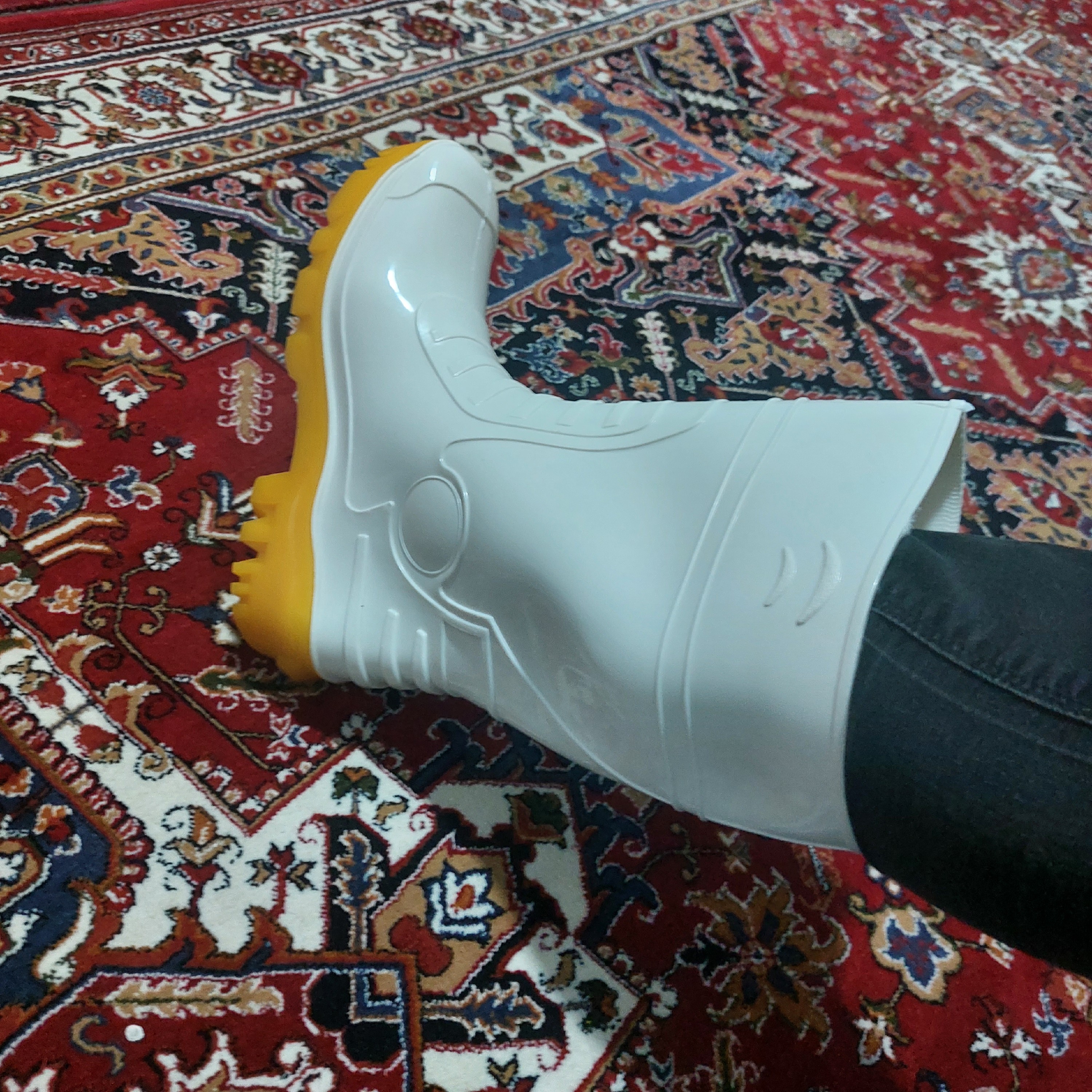 چکمه سفید ساق کوتاه در سایز بندی 40الی45 با کیفیت عالی و زیره ی با دوام مناسب برای باغ بانی و استفاده در کارگاه ها