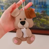 عروسک آویز سگ نمدی استخون به دست ، برای آویز اتاق بچه ها و کیف ، آویز ماشین، جاکلیدی 