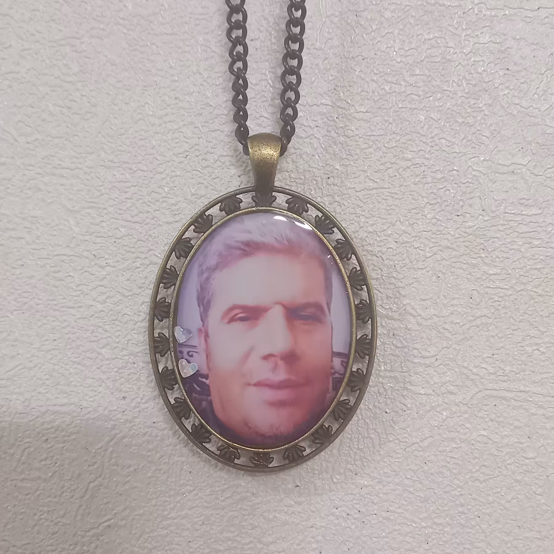 قاب عکس ، سرکلیدی و جاسوئیچی رزینی با قاب برنجی سیاه قلم و طلایی