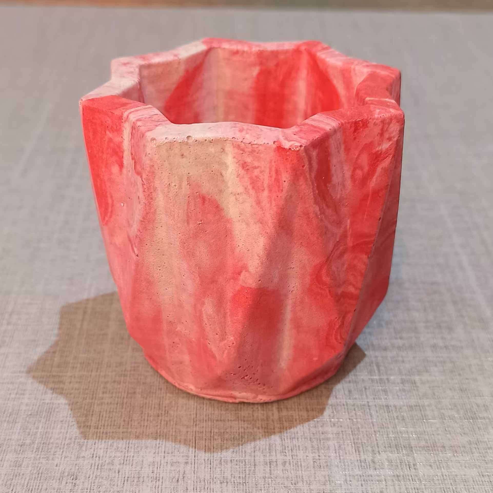 جا قلمی کوچک سنگ مصنوعی  جهت استفاده دکوری امکان استفاده به عنوان گلدان را نیز با سوراخ کردن کف ان دارد 