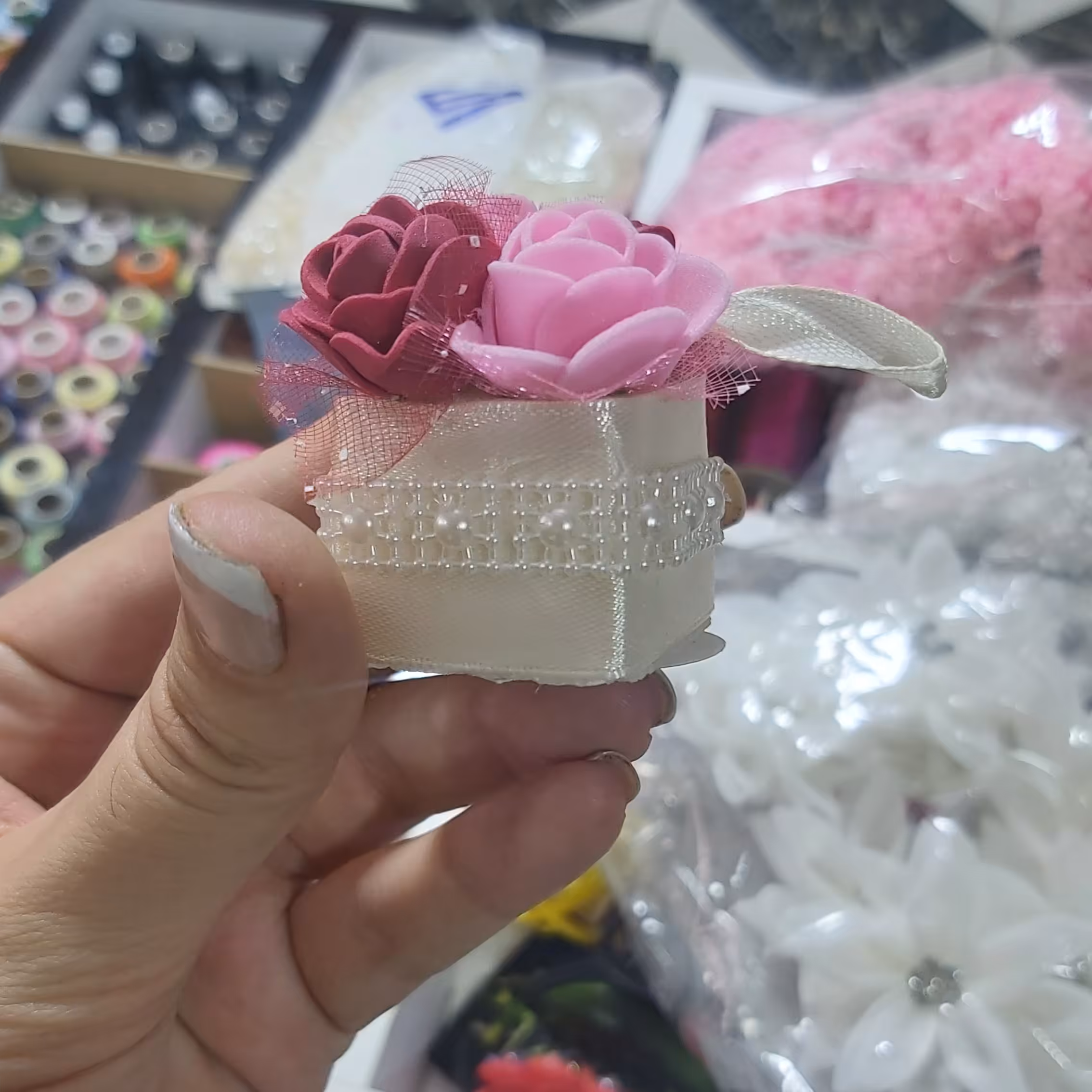 گیفت قندمربعی با گل فومی و گل کاغذی تعداد کم قیمت مناسب