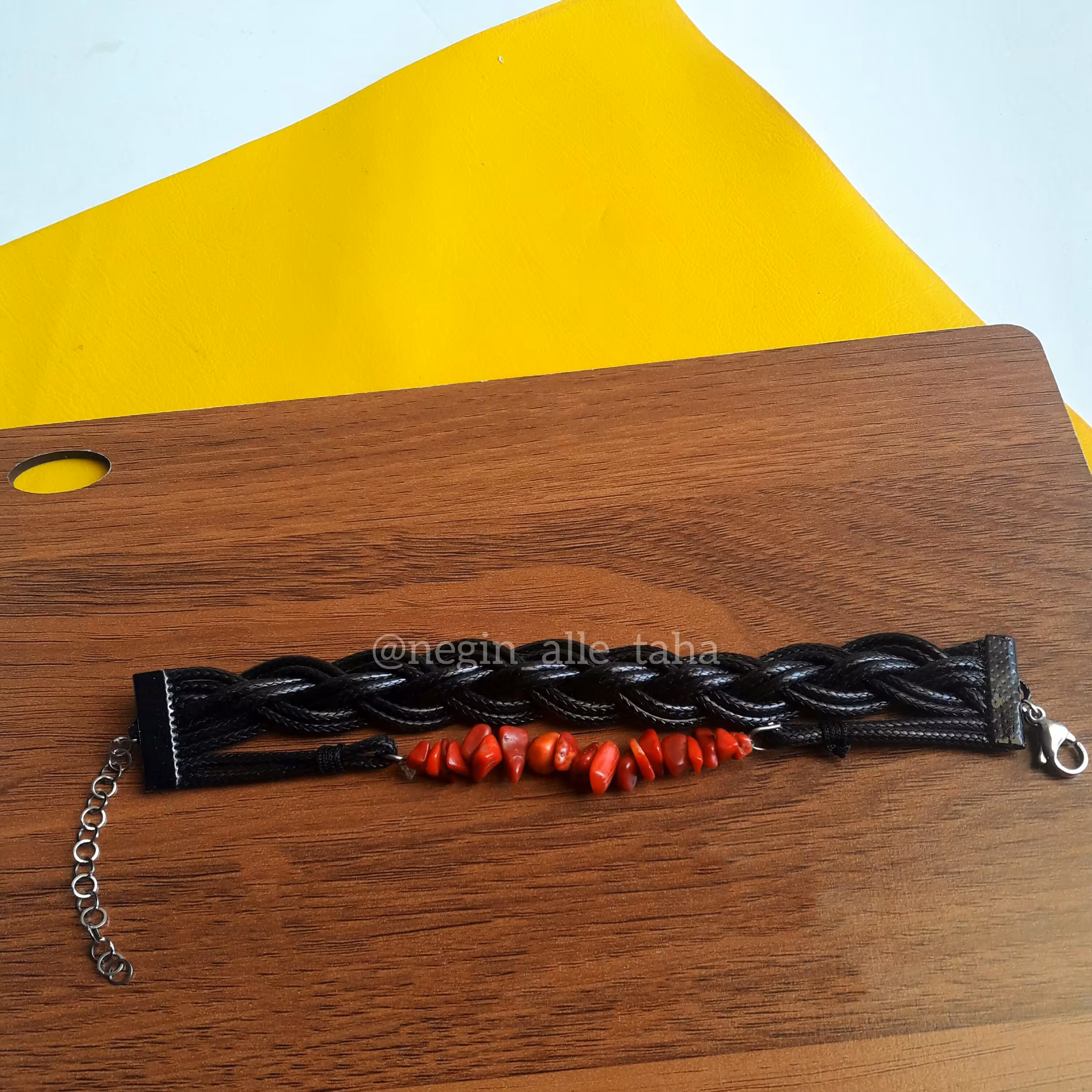 دستبند اسپرت سنگ طبیعی مرجان با بندهای حالت چرم و اتصالات استیل ( زیورآلات دستساز ، مردانه و زنانه )