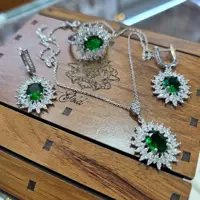 نیم ست نقره زنانه زمردی خورشیدی با آبکاری طلا سفید وعیار 925استاندارد 