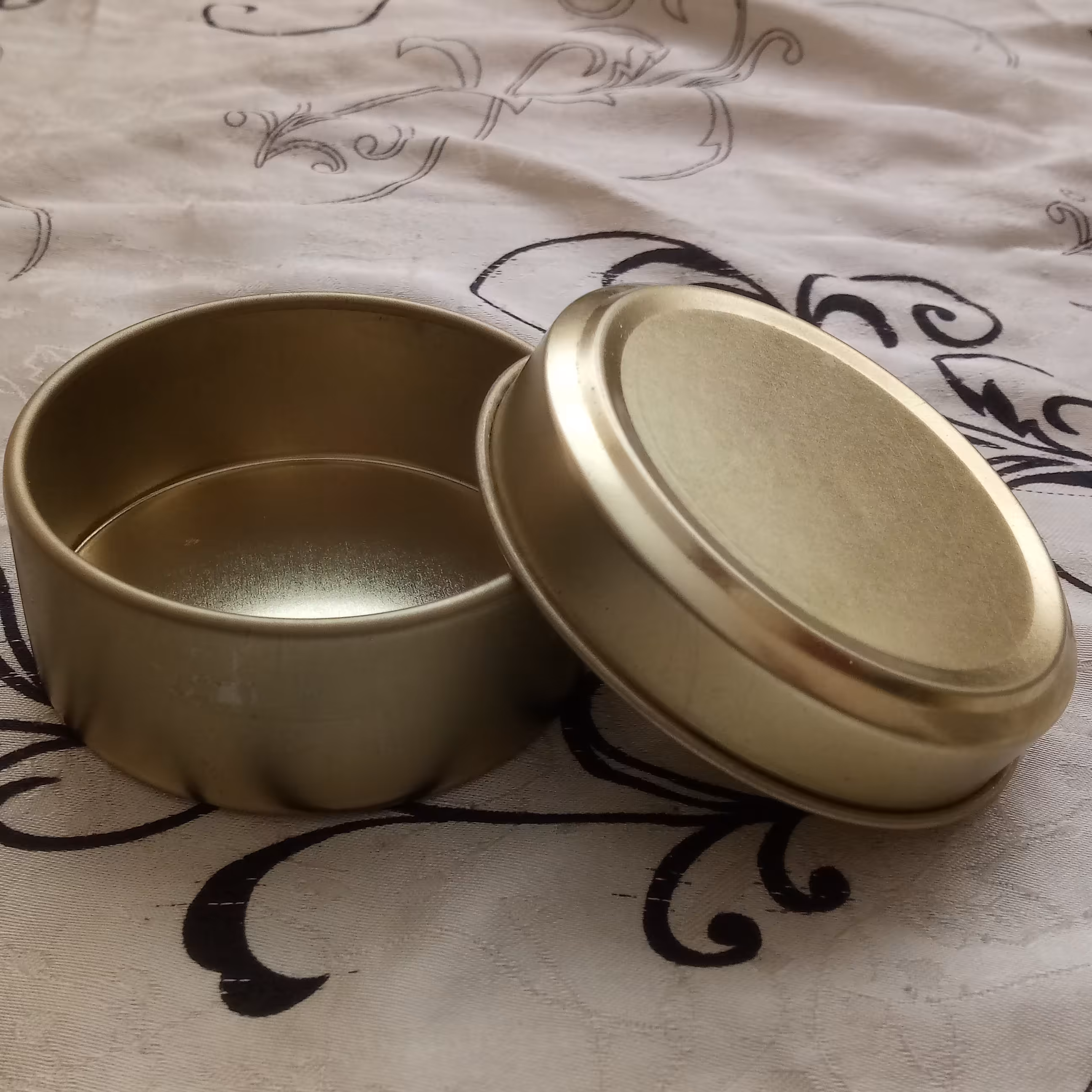 قوطی فلزی طلایی با قطر 6٫5 و ارتفاع 2٫5 سانت مناسب شمع و زعفران_ 10 عددی