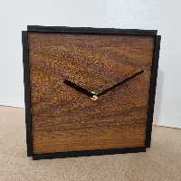 ساعت رومیزی  و دیواری  20 در 20   مشکی قهوه ای 
