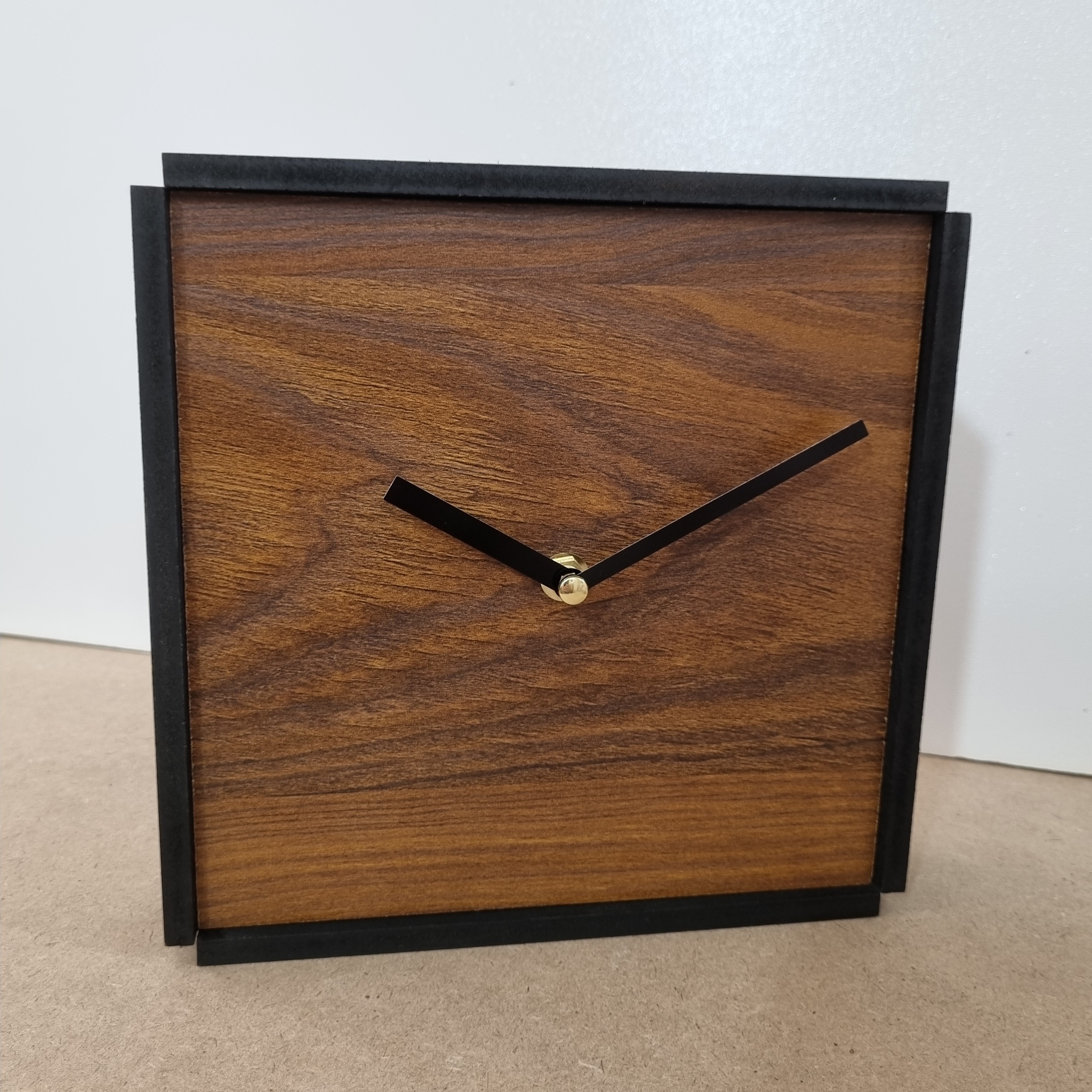 ساعت رومیزی  و دیواری  20 در 20   مشکی قهوه ای 