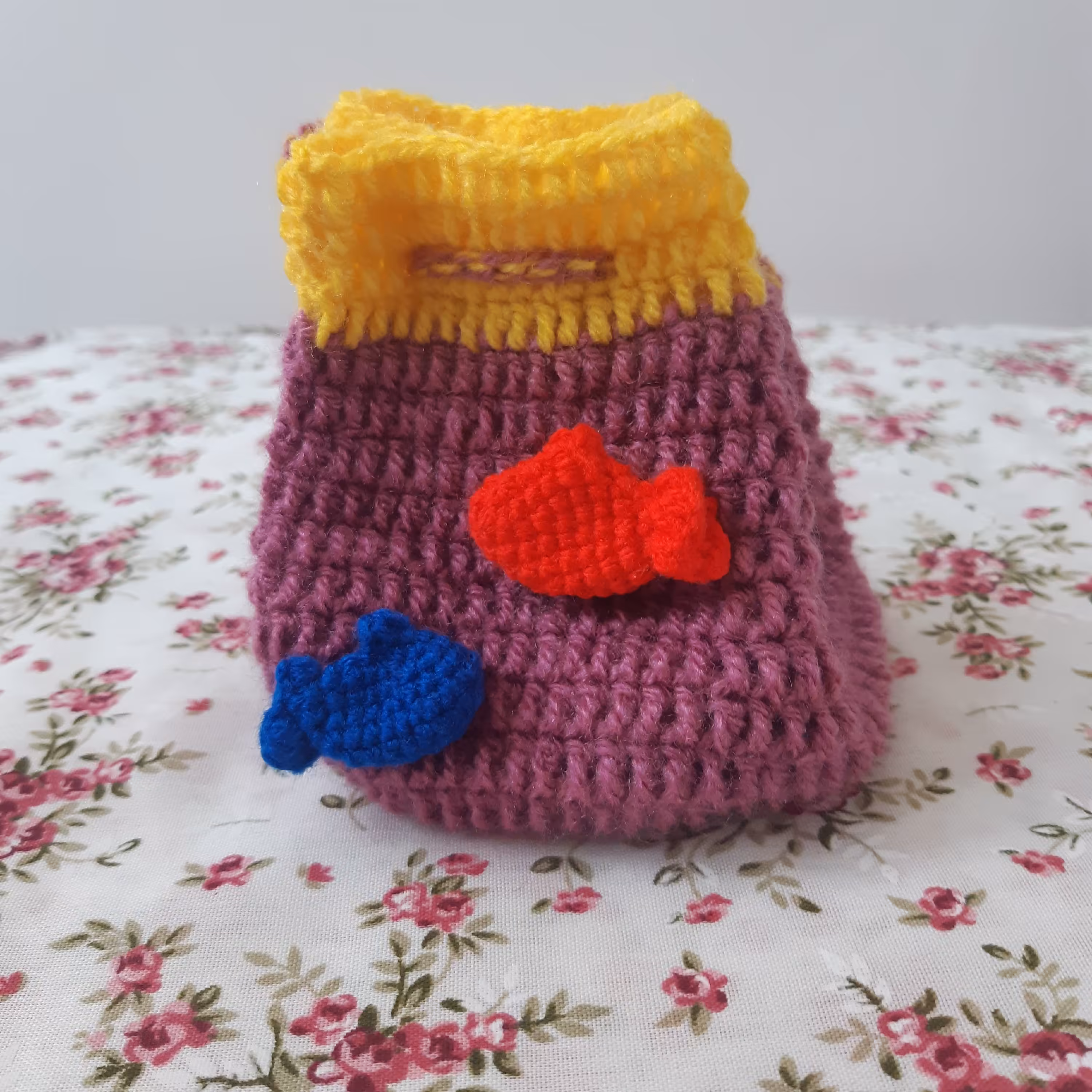 کیسه بافتنی طرح ماهی به طول 12 سانتی متر و عرض 9 سانتی متر