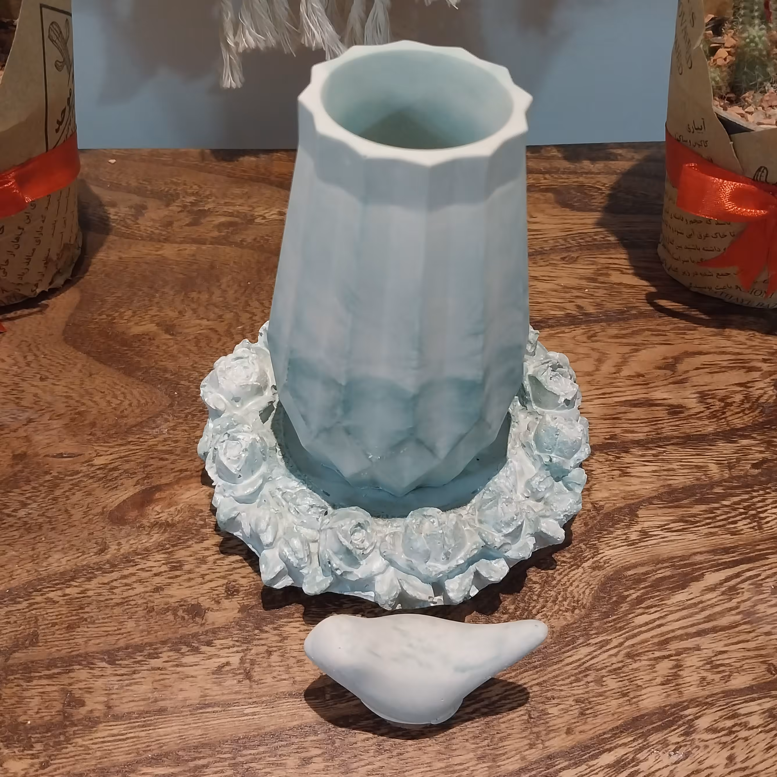 ست سنگ مصنوعی گلدان سفید سبز شامل گلدان خمره ای و زیرگلدانی رز و پرنده